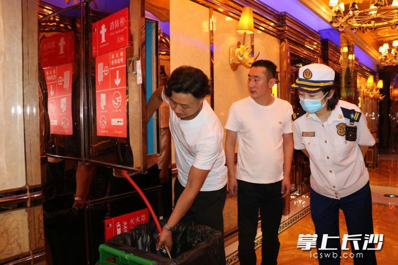 消防监督员检查娱乐场所工作人员操作消防设施的情况。长沙晚报通讯员 谢梦嘉 供图