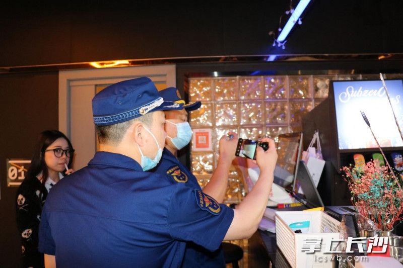 此次夜查旨在护航“夜经济”消防安全，遏制重大火灾事故发生。长沙晚报通讯员 谢梦嘉 供图