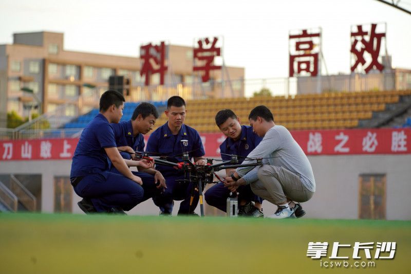 近日,湖南省应急(消防)救援机动支队举办aopa类无人机操控员培训。均为长沙晚报通讯员 蒋伟岸 供图 近日,湖南省应急(消防)救援机动支队举办aopa类无人机操控员培训。均为长沙晚报通讯员 蒋伟岸 供图