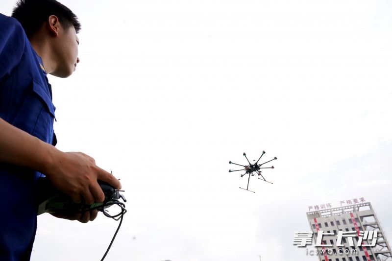 消防救援人员练习无人机操控。 消防救援人员练习无人机操控。