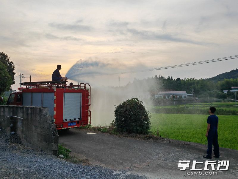 “火焰蓝”利用消防车,浇灌田地,获得村民好评。 “火焰蓝”利用消防车,浇灌田地,获得村民好评。