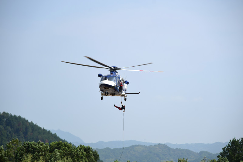 长沙应急直升机机上工作人员开展索降训练。长沙晚报全媒体记者 刘琦 摄