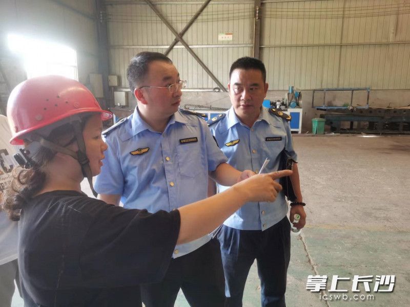 天心区应急管理局执法人员快速反映，上门查处安全生产违法行为。均为长沙晚报通讯员 谢赛虎 供图