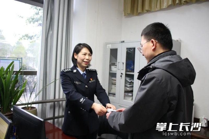 民警热情接待市民。