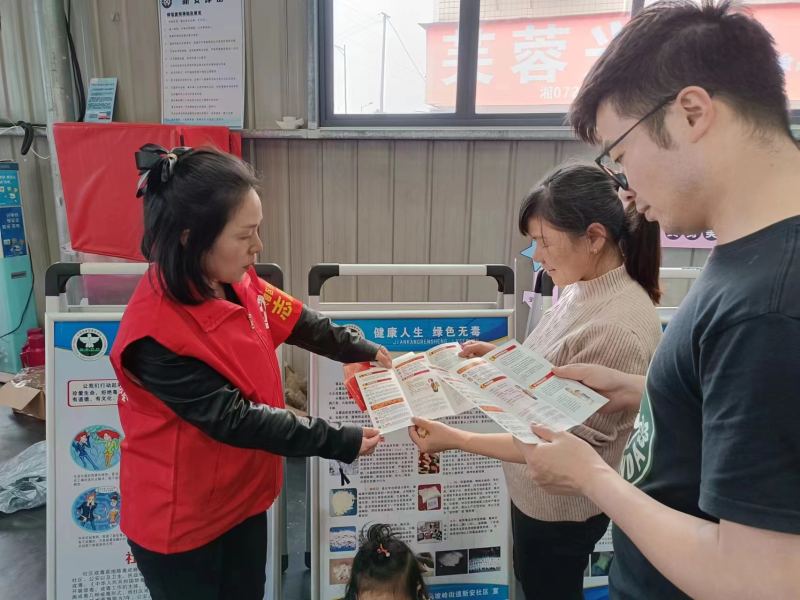 “新邻”巾帼志愿者向居民发放禁毒宣传折页。长沙晚报通讯员 王余 摄