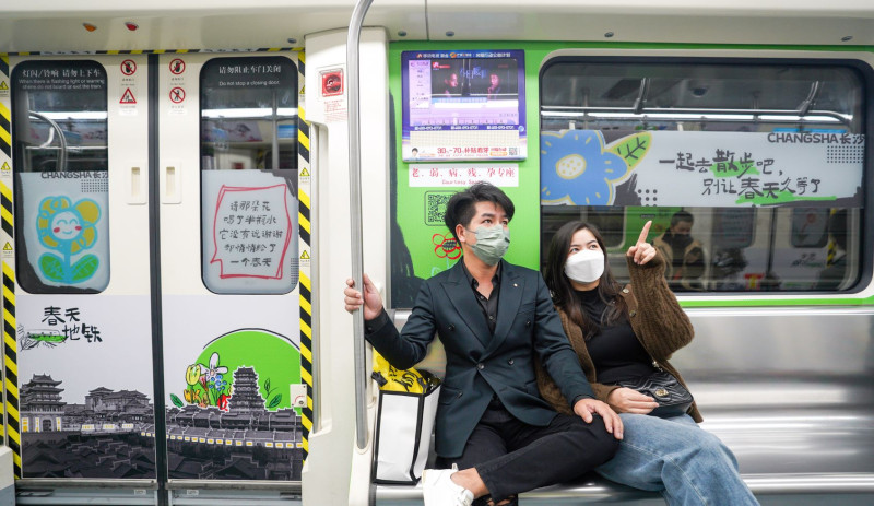 地铁2号线上的“春天地铁”专列。