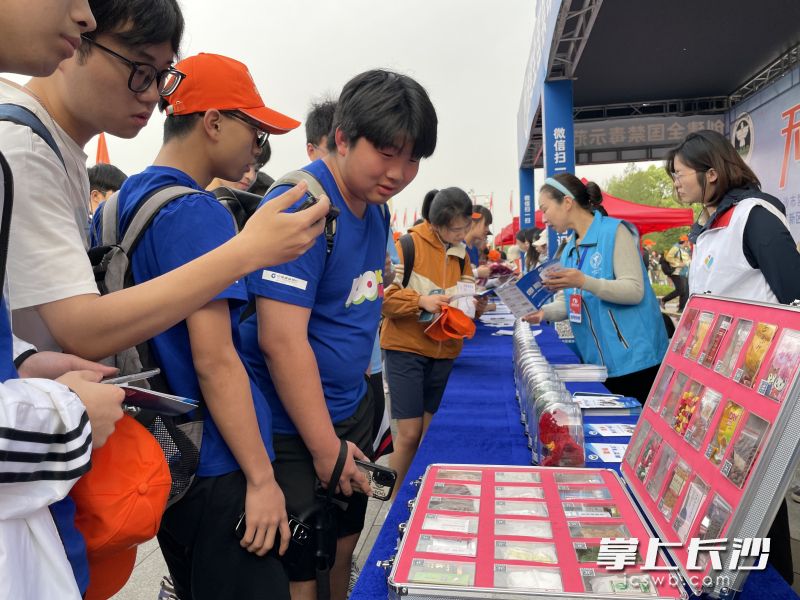 青年学生们参观仿真毒品模型，了解禁毒知识。 长沙晚报全媒体记者 聂映荣 摄