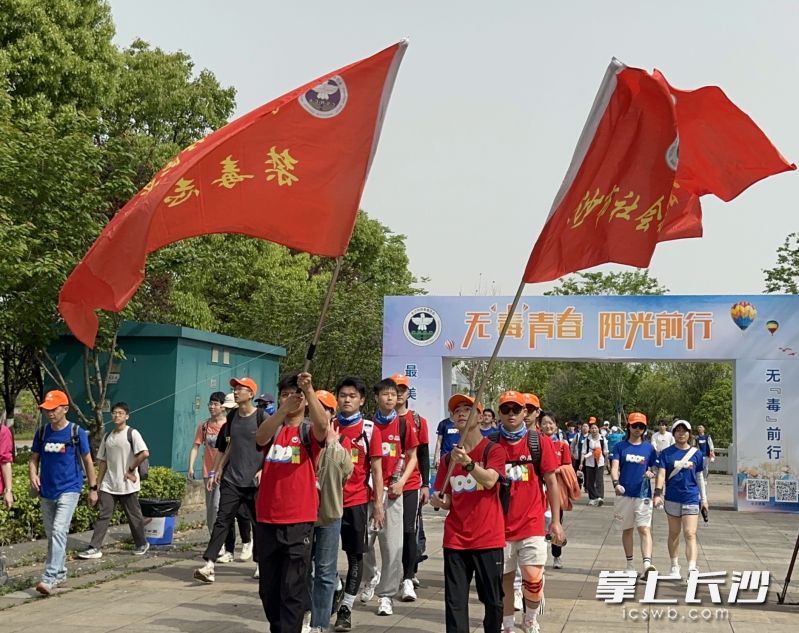 禁毒志愿者们举着旗帜参与毅行。 长沙晚报通讯员 蒋聪 供图