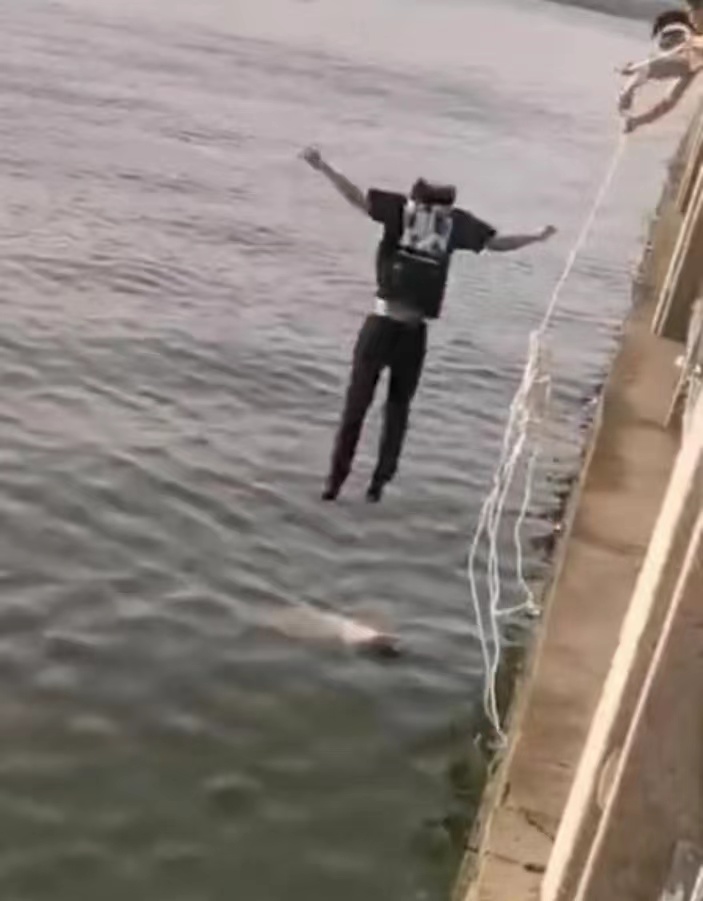 贺益翻越护栏纵身一跃，跳水救人。