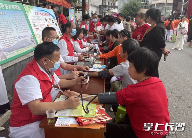 宁乡回龙铺镇卫生院组织医疗志愿服务队在白金村开展义诊活动。长沙晚报全媒体记者 张禹 通讯员 孙新明 摄影报道