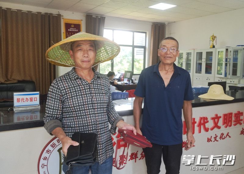 面对失而复得的12000多元,唐建军(左)不停地感谢着拾金不昧的保洁员黄本喜(右)。通讯员 钟俊夫 摄 面对失而复得的12000多元,唐建军(左)不停地感谢着拾金不昧的保洁员黄本喜(右)。通讯员 钟俊夫 摄