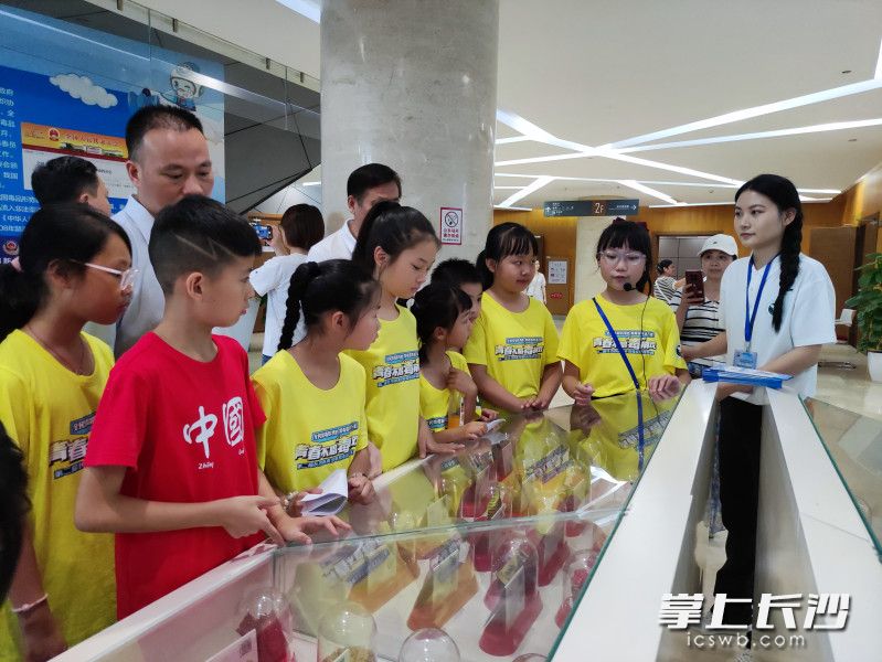 在玻璃展柜前，大家观看毒品仿真模型，学习禁毒知识。