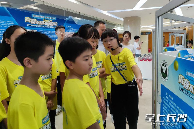 7月18日，在第二届长沙市青少年禁毒宣传教育展启动仪式现场，小讲解员李雨霏为大家讲解禁毒知识。均为长沙晚报实习生 周帅 摄