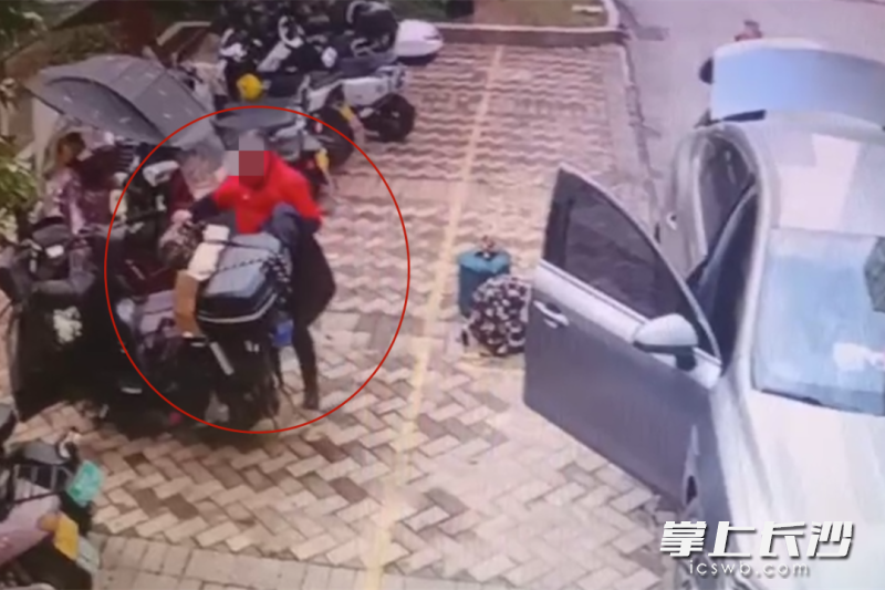 民警在一辆电动车上找到市民丢失的财物。  长沙晚报通讯员 覃亚林 供图