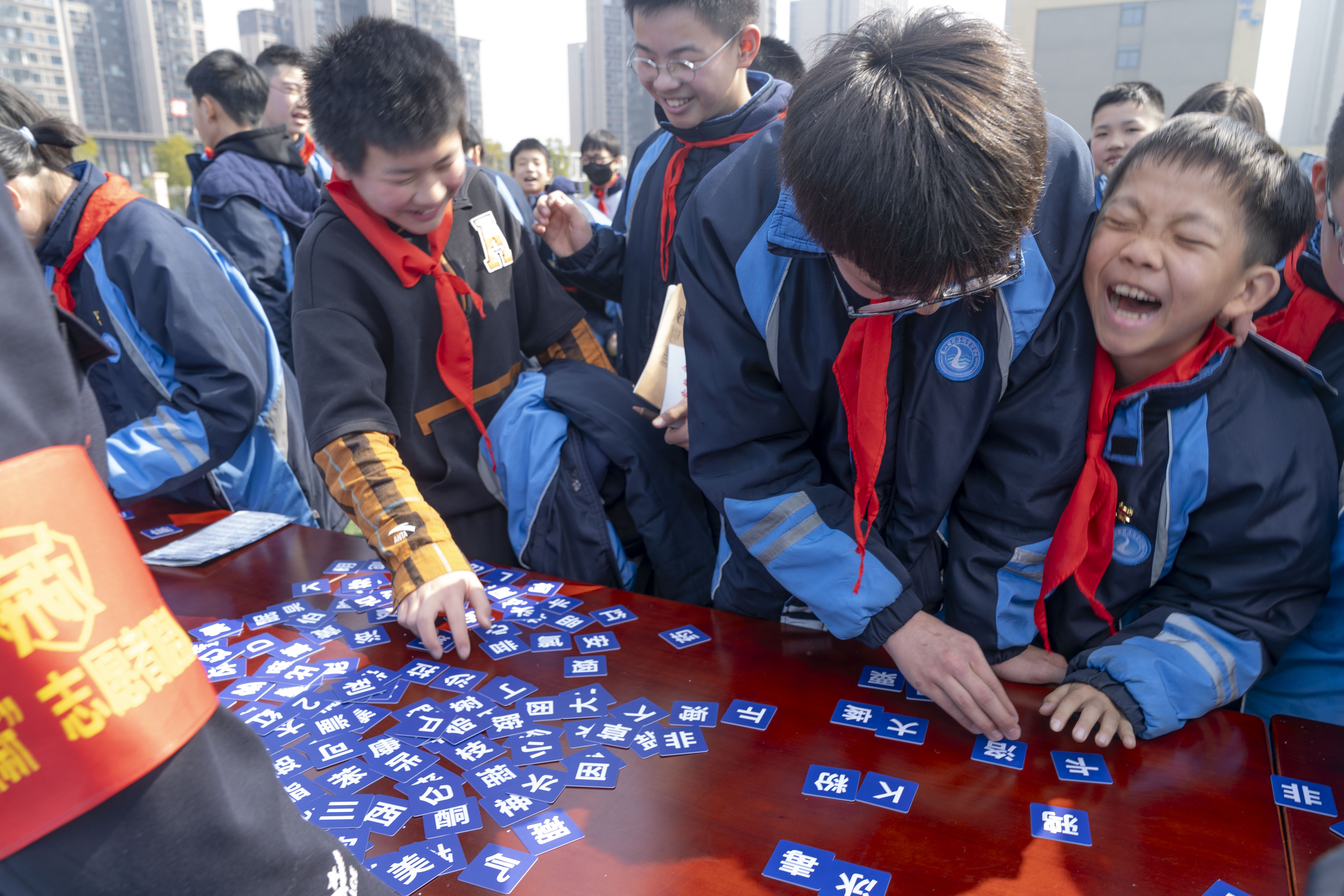 学生们在沉浸式的游戏体验中掌握禁毒知识。