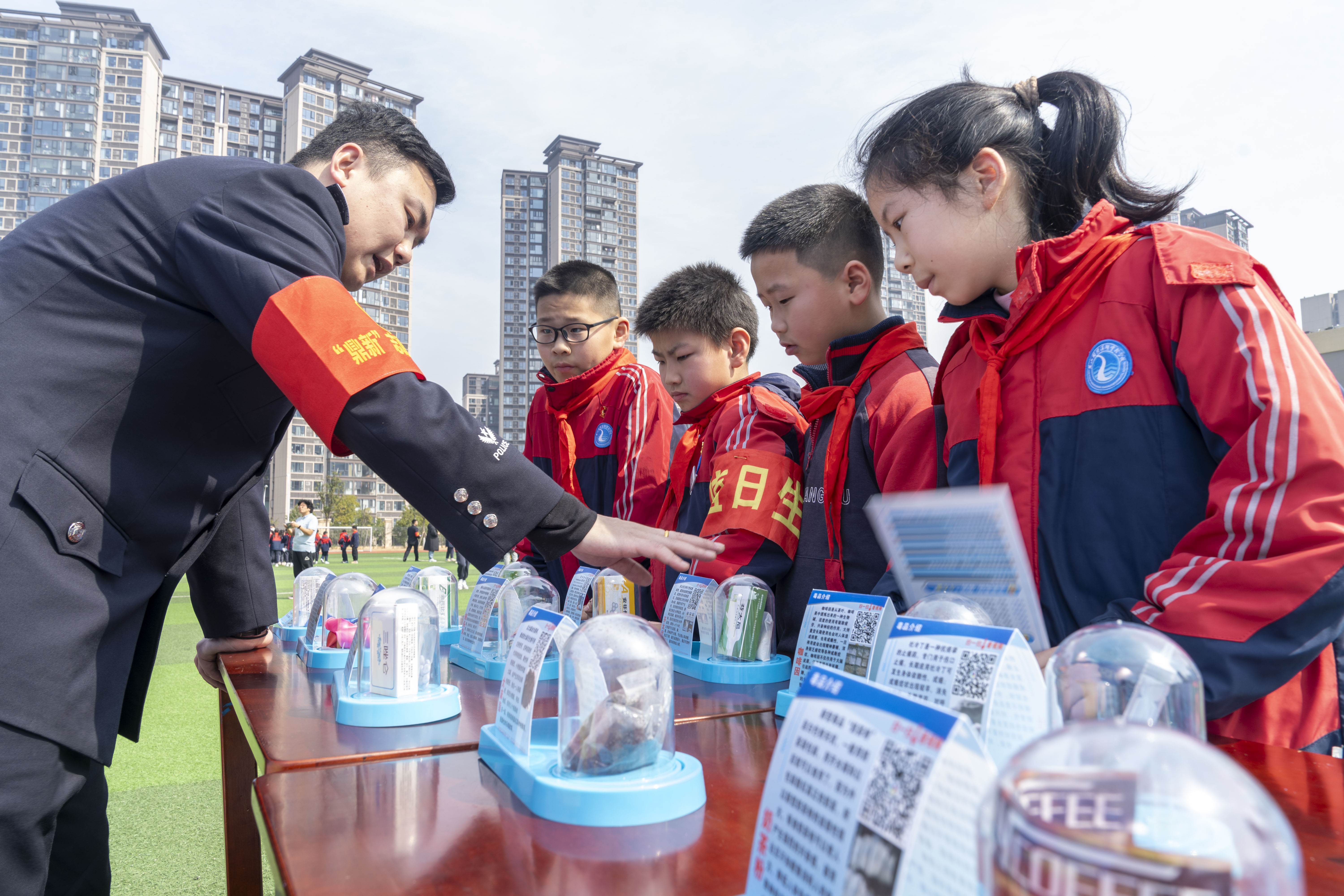 学生在仿真毒品互动区掌握识毒、辨毒技能。