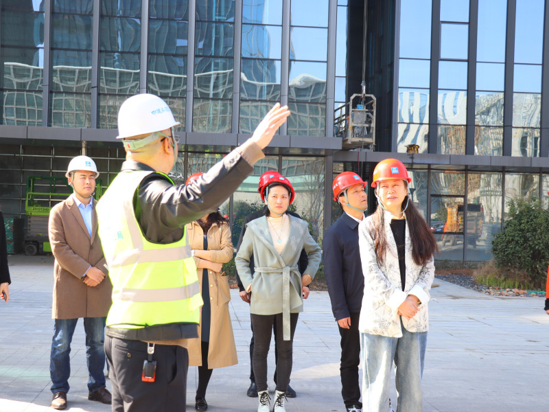 近日，中建五局总承包公司市政公司党委联合民盟长沙市委开展“党建引领聚合力 共建同行向未来”巾帼主题活动。