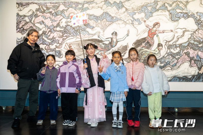 桂润年与小观众合影。