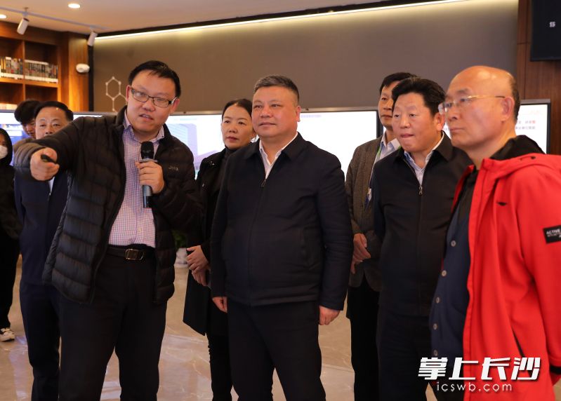 15日，陈刚前往湘江实验室和人工智能产业链重点企业实地调研。长沙晚报通讯员 黄顺泽 摄