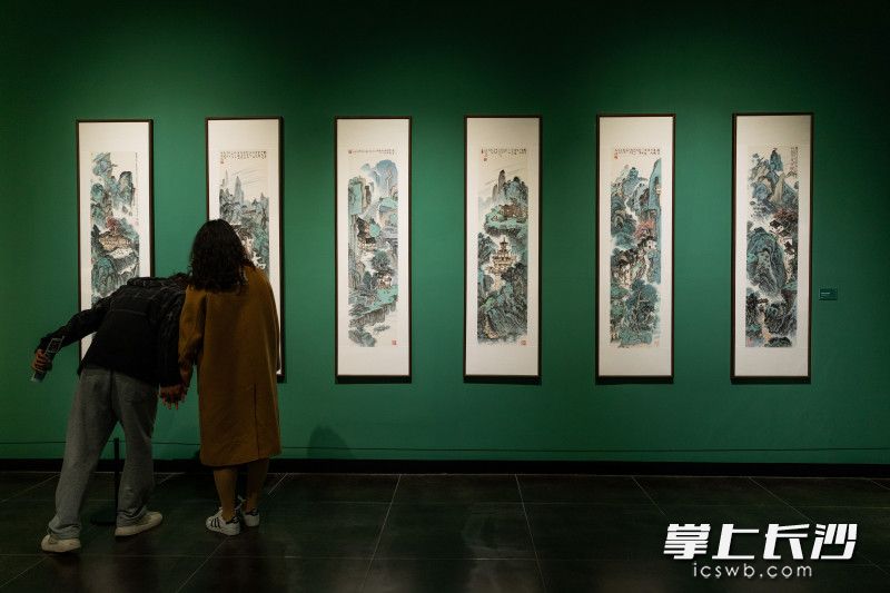 展览还展出了桂润年的山水画。