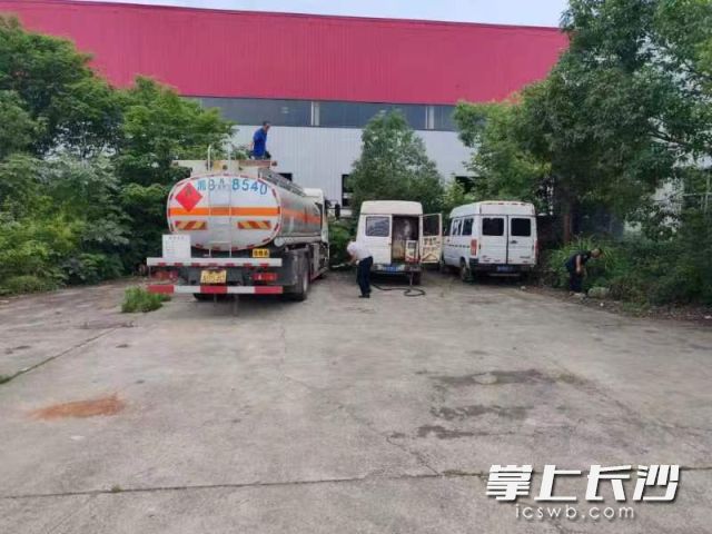执法现场发现的满载柴油的油罐车及两辆经过非法改装的流动加油车辆。  长沙晚报通讯员 秦晓阳 供图
