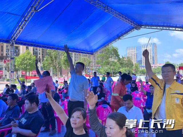 活动现场市民踊跃答题。均为长沙晚报通讯员秦晓阳供图