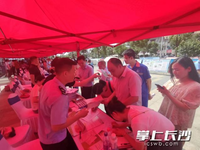 前来咨询的市民络绎不绝。