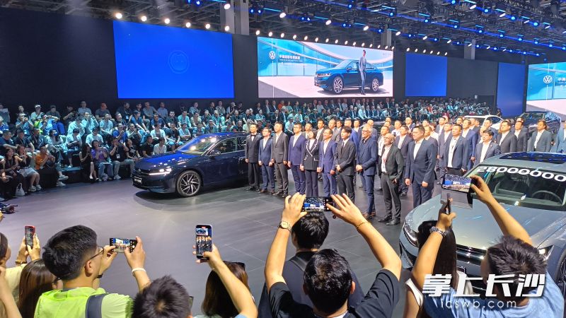 在智能技术方面的大力提升，让全新一代迈腾吸引了业界的关注。 长沙晚报全媒体记者 曹开阳 摄