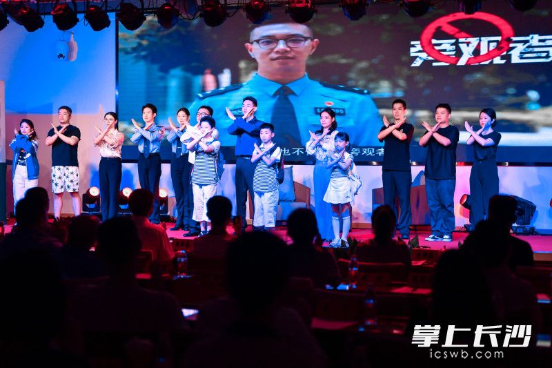 现场志愿者和师生一起表演普法情景剧。