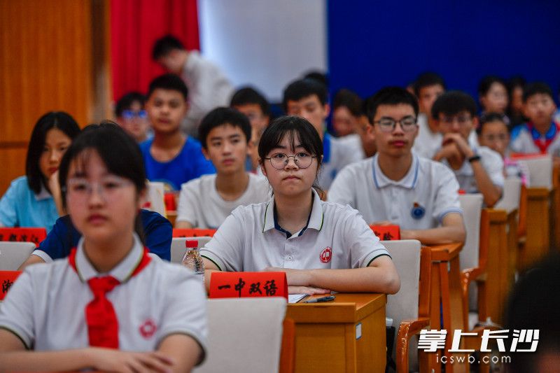 不少师生代表参加活动。