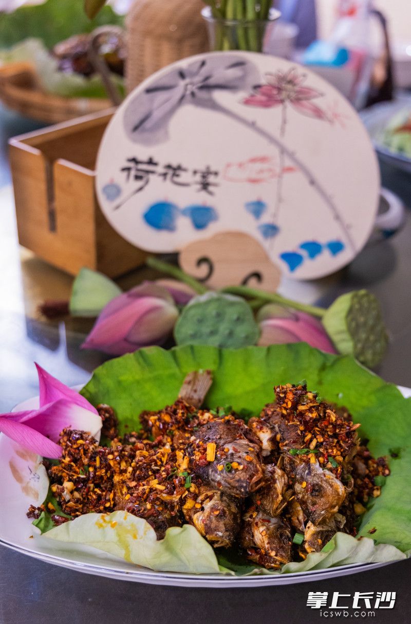 荷花鱼鲜嫩多汁，鱼肉与荷花的清香完美融合