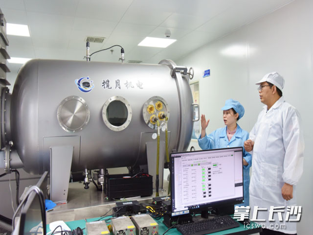 揽月机电研发人员在沟通产品细节。