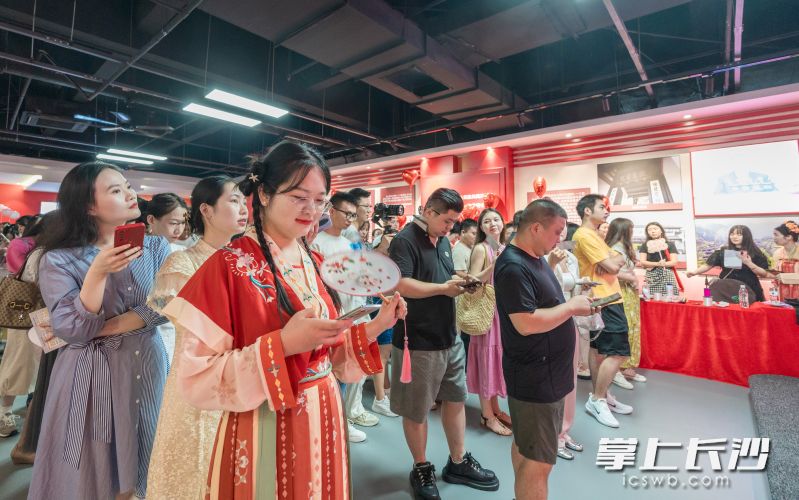 联谊活动中，各种趣味活动帮助现场嘉宾破冰。