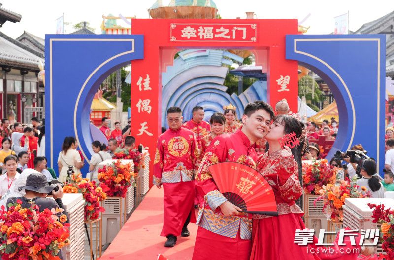 77对新人走过幸福之门，情定铜官窑。