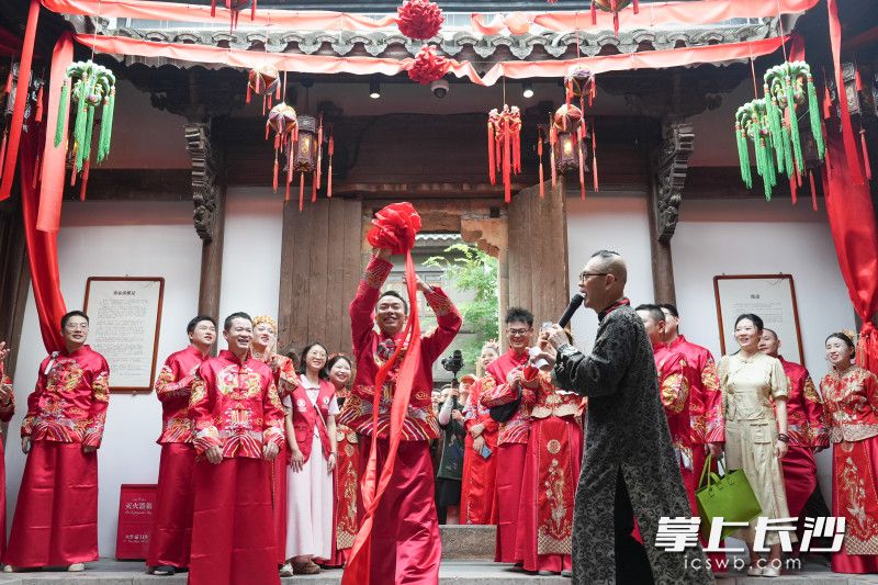 77对新人身着精美的中式喜服，在铜官窑君生楼婚登点体验了出阁礼、敬茶礼，在童家绣楼抛绣球、在舜子园前共系同心结，共同体悟婚姻和爱情的真谛。