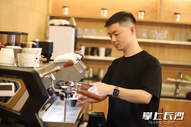 于悦在“学宫里”为客人做咖啡。均为长沙晚报全媒体记者 李卓 摄