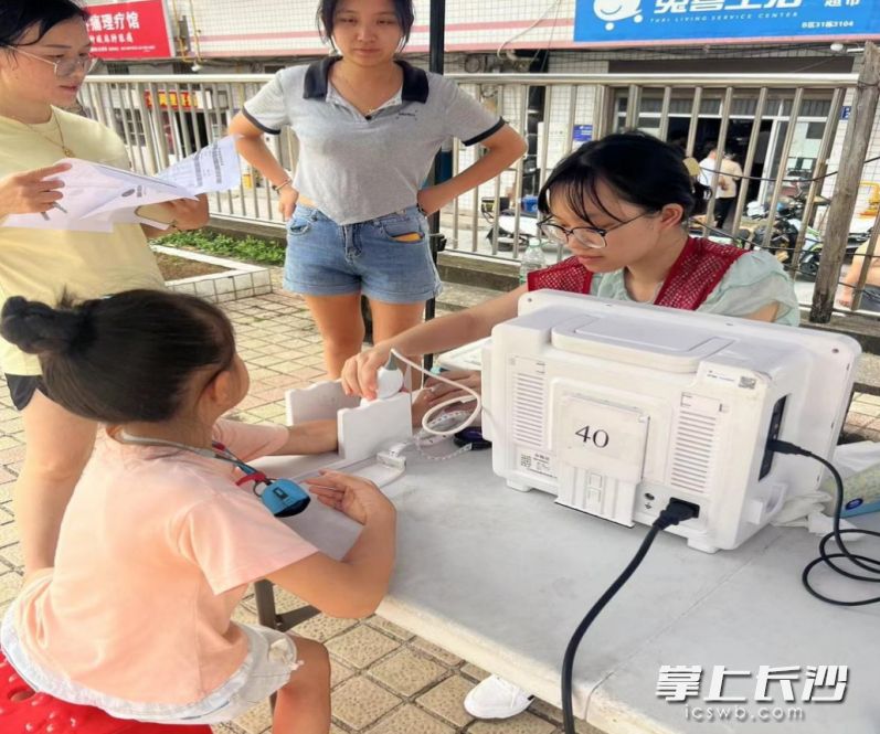 工作人员正用仪器为居民进行健康筛查。 均为通讯员供图