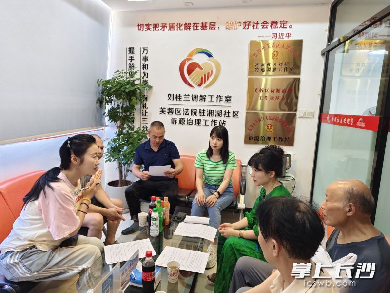 耐心细致的调解，让双方实现和解。  长沙晚报通讯员 谢甜 摄