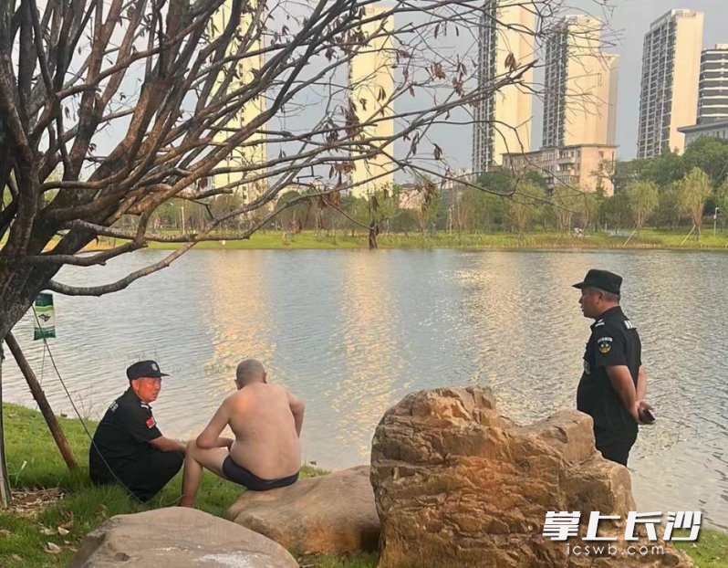 东湖公园保安劝住野泳者。均为受访方供图