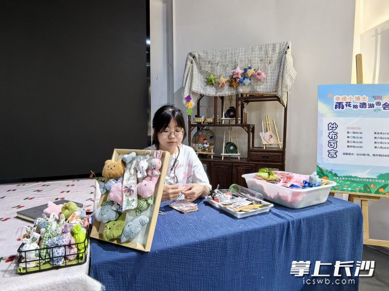 伍锡文正在制作拼布艺术手工作品。 长沙晚报全媒体记者 周游 摄