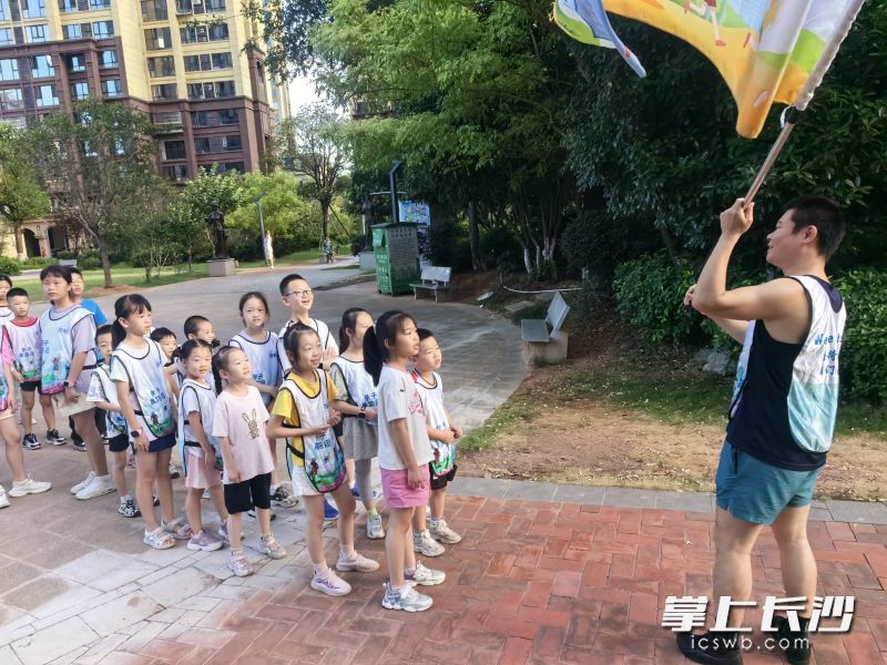 “团长”易青带着小朋友们跑步。