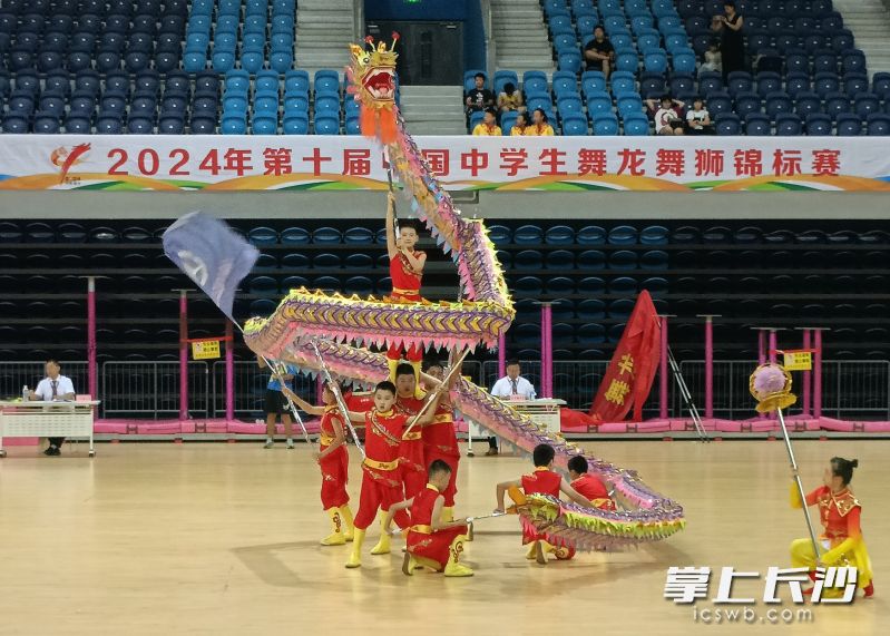附中星城实验二小代表队卫冕小学组舞龙项目冠军。