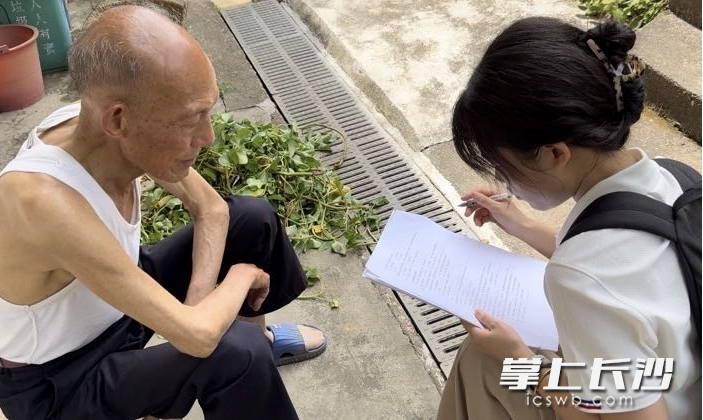 调研团队成员在对村民进行访谈调查。均为通讯员供图