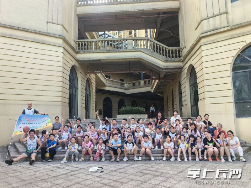 易青（第一排左一）与跑团合影。 均为受访者供图