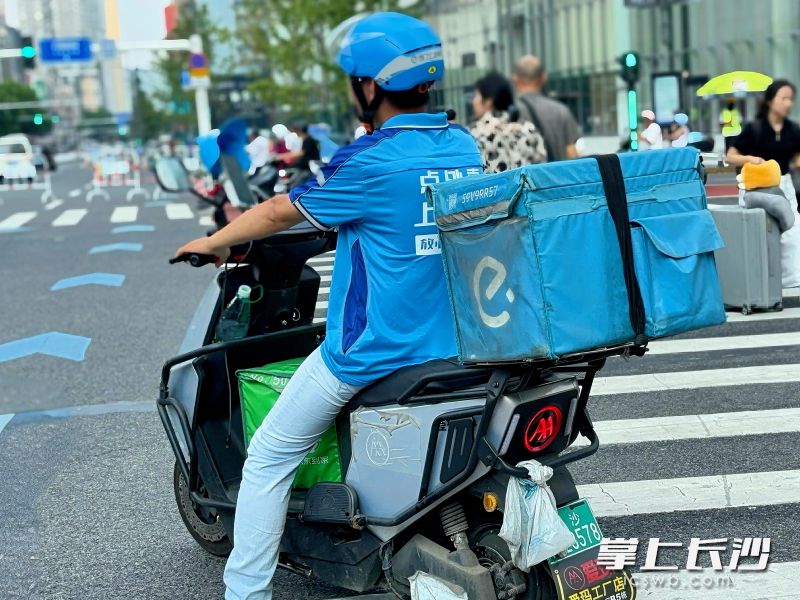 即日起，长沙交警联合外卖企业，对将送餐箱前置摆放在电动车脚踏处的不安全行为进行治理。 长沙晚报全媒体记者 何乐 徐琪奕 摄