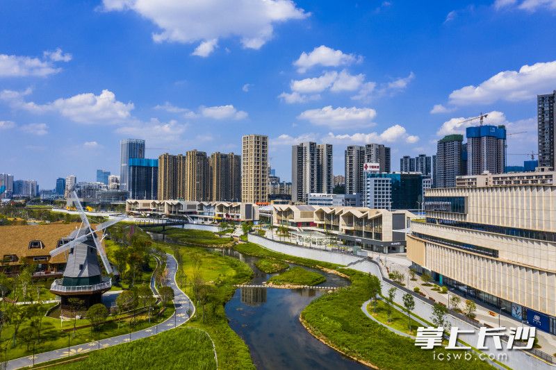 圭塘河畔溪悦荟，市民游客络绎不绝，木栈道和石板道曲径通幽，花草树木与潺潺流水交相辉映，构成了一幅绝佳的美景图。