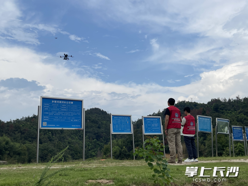 长沙县无人机“硬核”劝阻野泳者。  通讯员供图