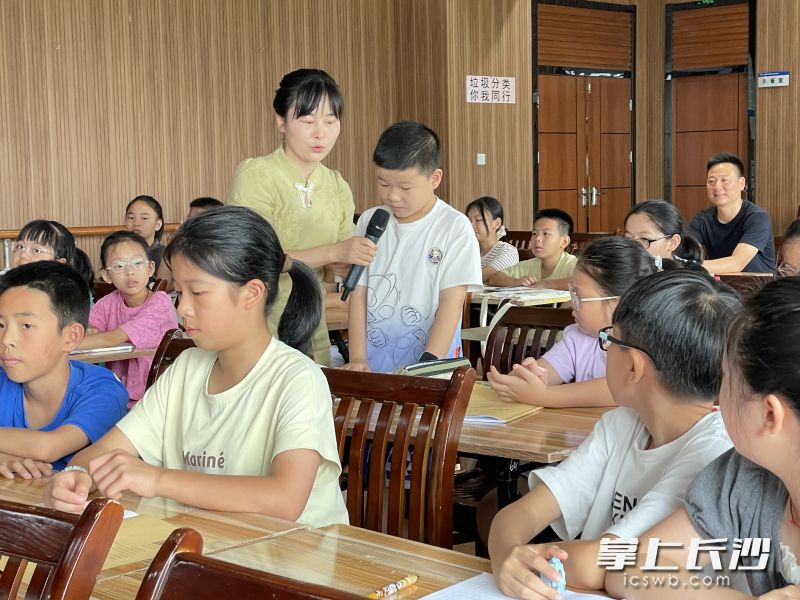 老师以饱满的热情引导着学生进入文学的殿堂。  均为长沙晚报通讯员余盈摄