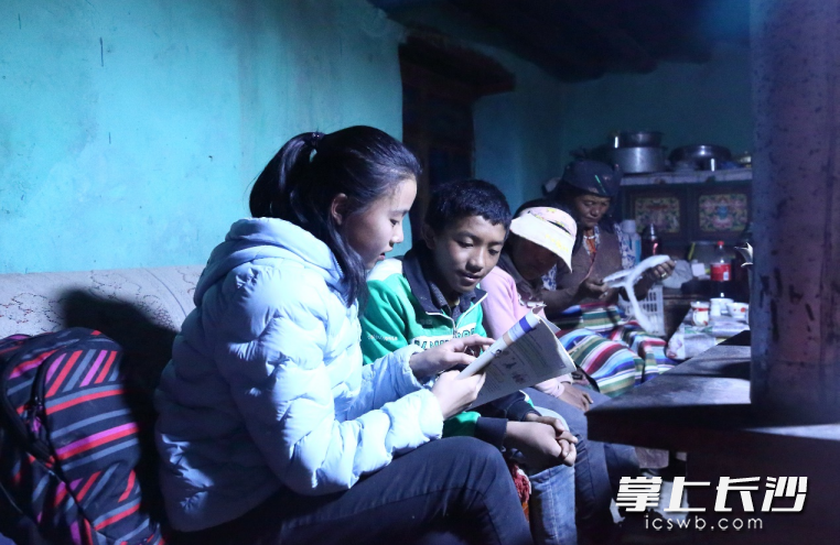 唐香毓给西藏小伙伴讲解知识。