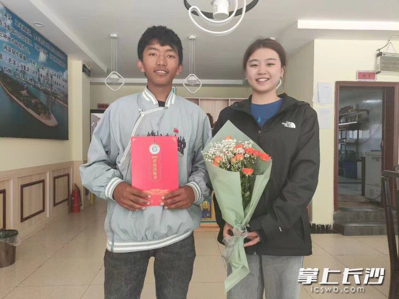 看到西藏小伙伴收到大学录取通知书，唐香毓比自己被录取了还要高兴。